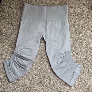 Lululemon Size 6 Grey Cropped Leggings